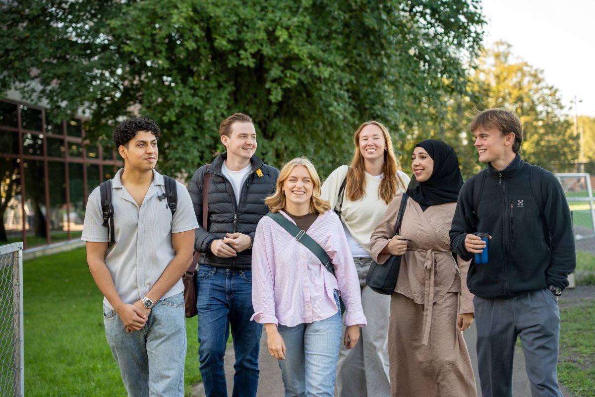 6 studenter som går på en vei
