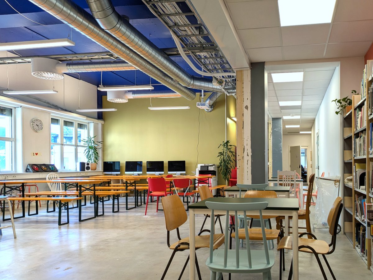 Allrommet er skolens hjerte og blir blant annet brukt til sosialisering, lunsjpauser og bibliotek.