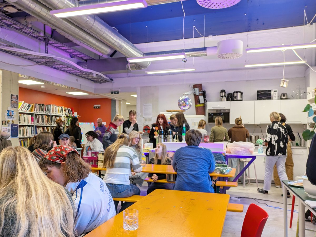 Allrommet er skolens hjerte og blir blant annet brukt til sosialisering, lunsjpauser og bibliotek.