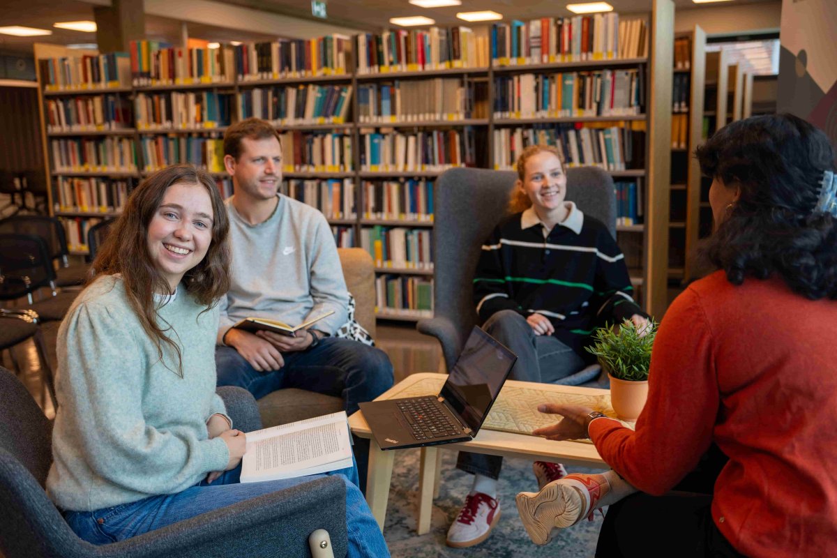 fire studenter på et bibliotek