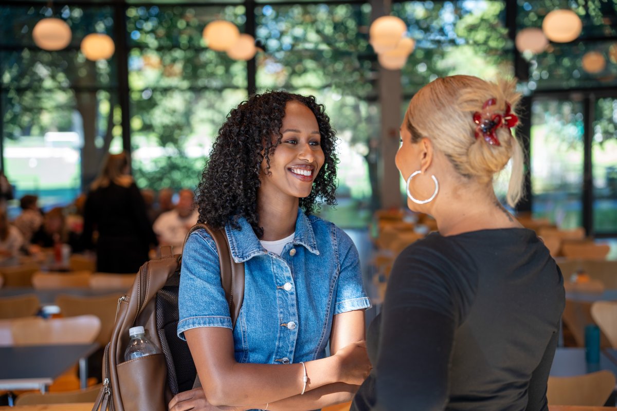 To studeter som snakker sammen