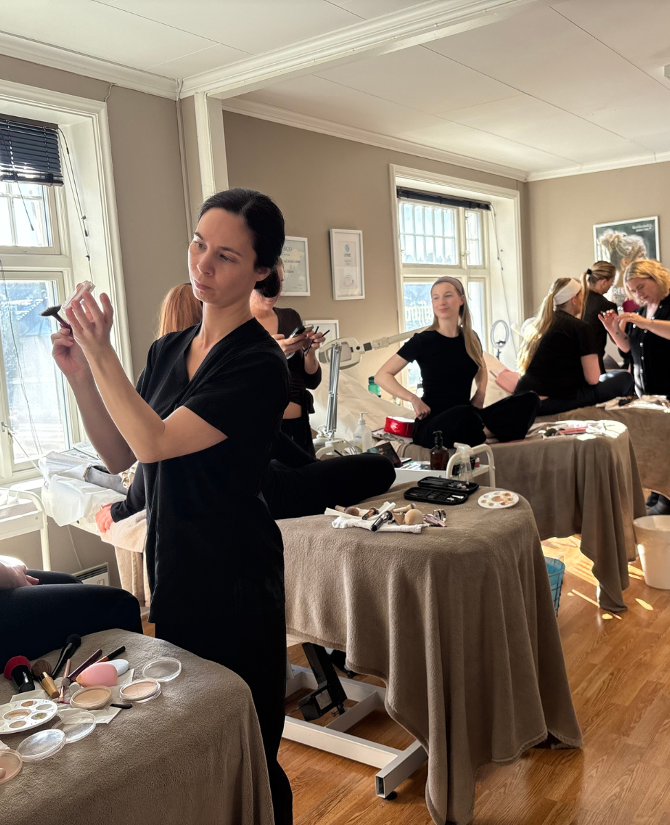 Studenter utfører hudpleie ved Stavanger hudpleieskole