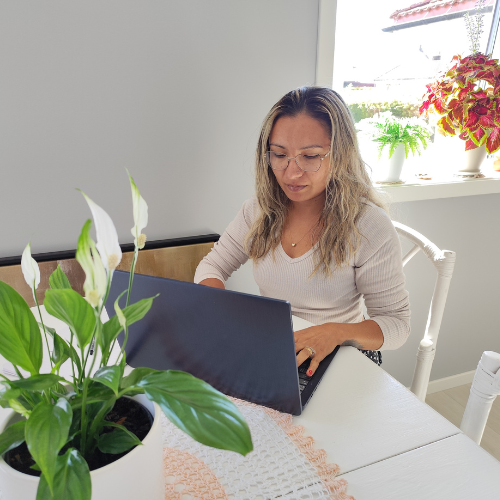 Student studerer hjemme i behagelige omgivelser