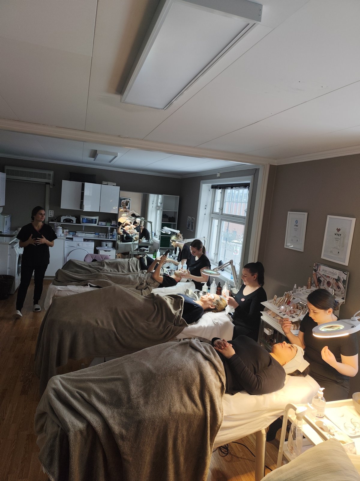 studenter utfører hudpleie ved Stavanger Hudpleieskole