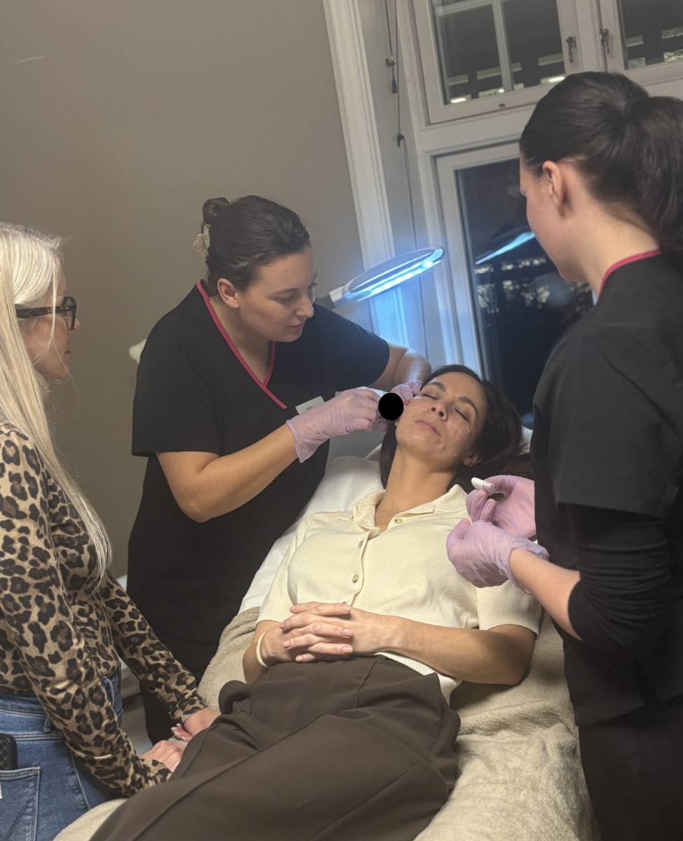 Studenter utfører kosmetisk sykepleie ved Stavanger hudpleieskole