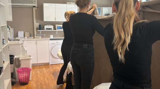 Studenter gjør klar for undervisning på Stavanger hudpleieskole