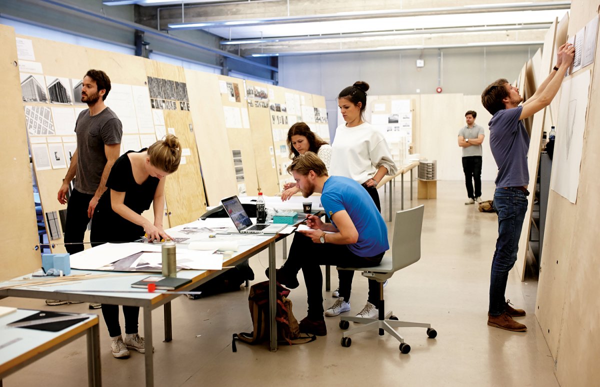 Studentene er inne på skolen og jobber 