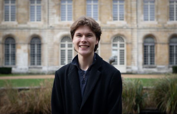 Norsk gutt foran bygning i Rouen.