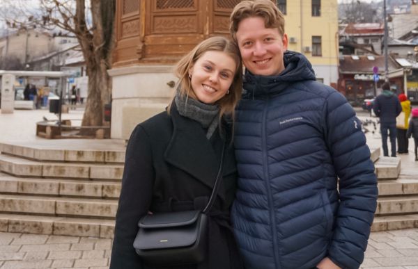 Unge mennesker på et torg i Kroatia